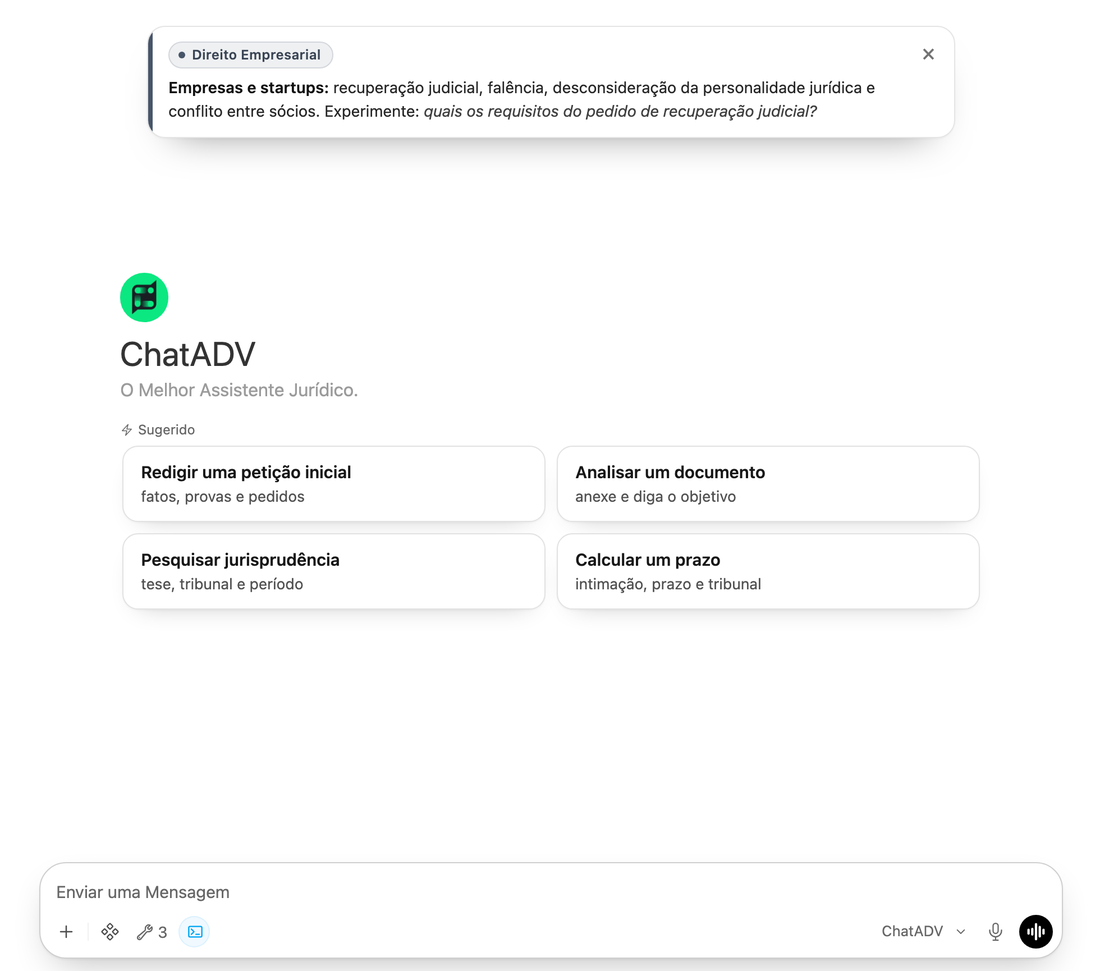 Tela inicial da IA ChatADV com o aviso de novidade no alto, quatro sugestões no meio e a caixa de mensagem embaixo